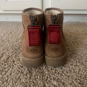 Women’s Uggs - Size 6
